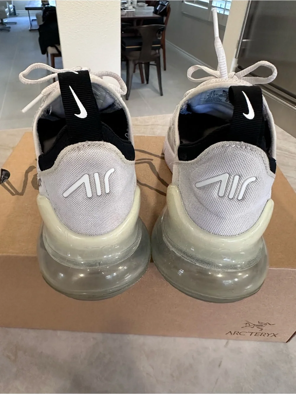 Nike White and Black Women 270 Knit Sneakers 7.5